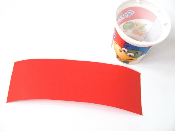 Ловушка для ветра - вырезанная полоска цветной бумаги и стаканчик йогурта Растишка