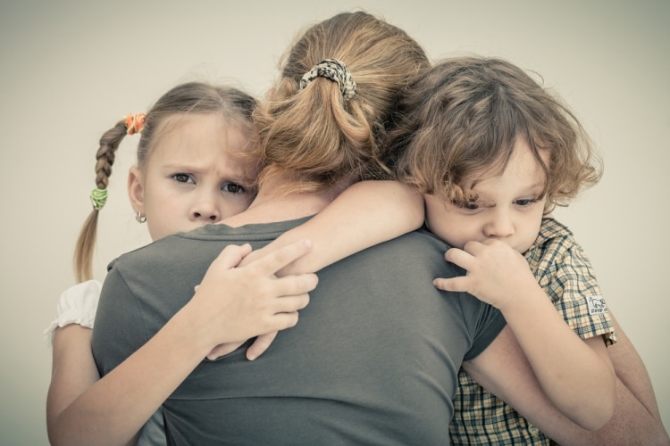 Как научить ребенка проигрывать - мальчик и девочка обнимают маму