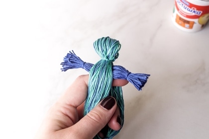 Кукла из мулине - соединенные синие нитки для рук и бирюзовые для туловища