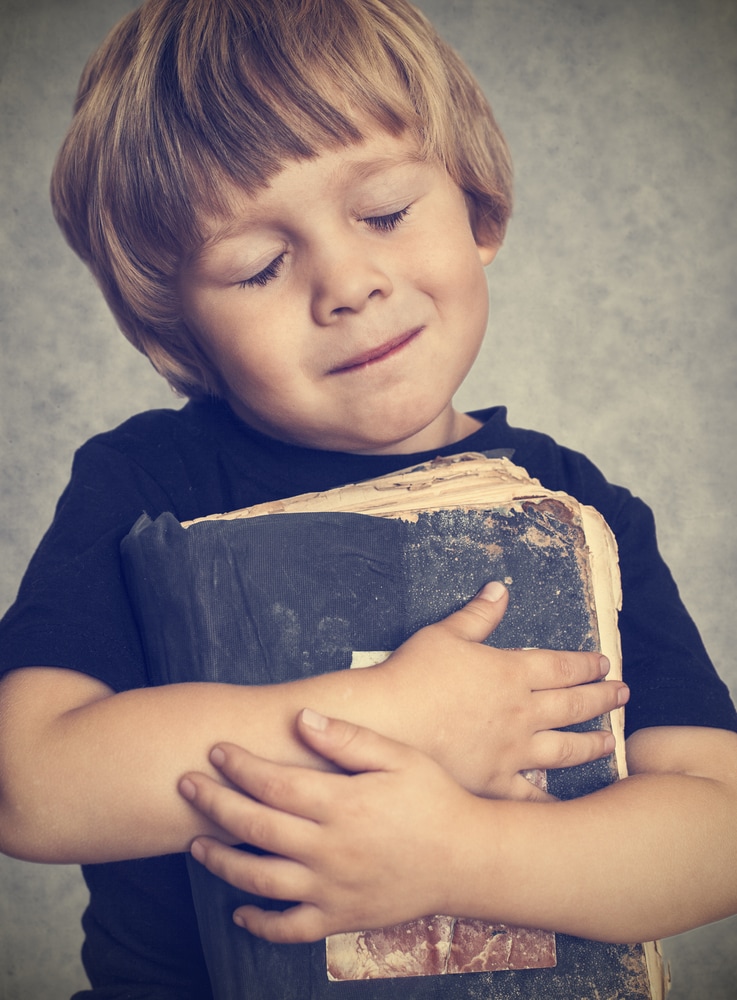 Учим ребенка читать по слогам - мальчик с книгой