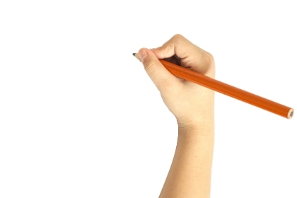 Готовим руку ребенка к письму - карандаш в детской руке