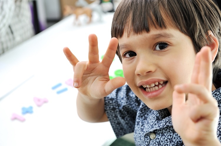 Как научить ребенка считать в столбик - мальчик пальцами показывает цифры