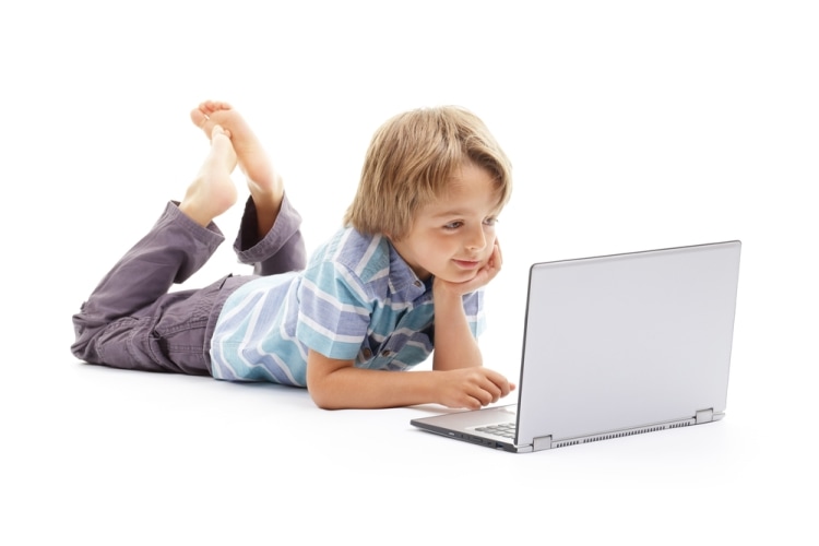 Безопасность детей в интернете - мальчик с интересом смотрит в ноутбук