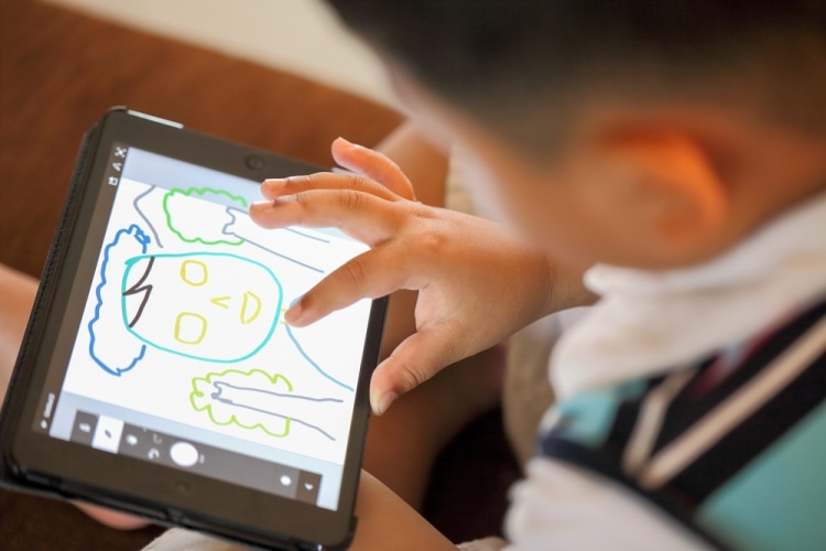 Планшет для ребёнка - мальчик рисует на планшете