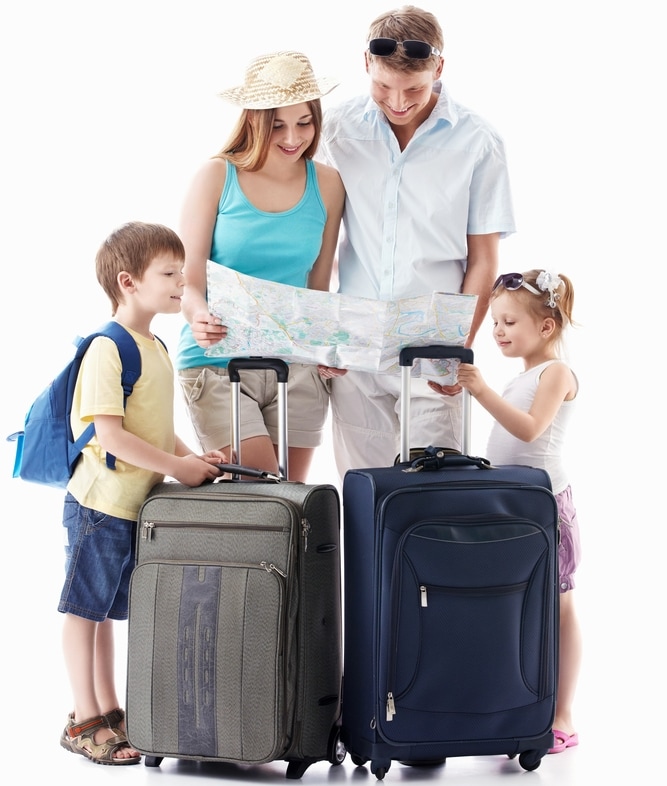 Что взять в дорогу для ребенка - семья с чемоданами изучает карту