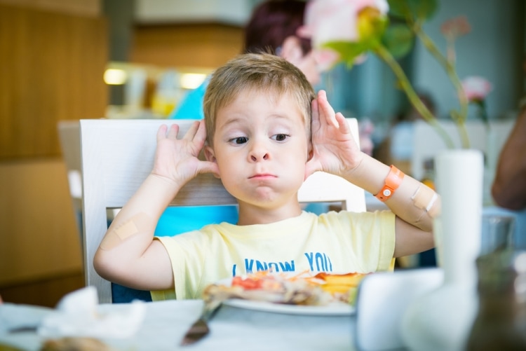Почему ребенок не ест в детском саду - мальчик дразнится за столом