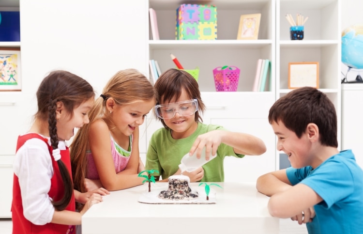Как выбрать стол для первоклассника - дети за столом проводят опыты