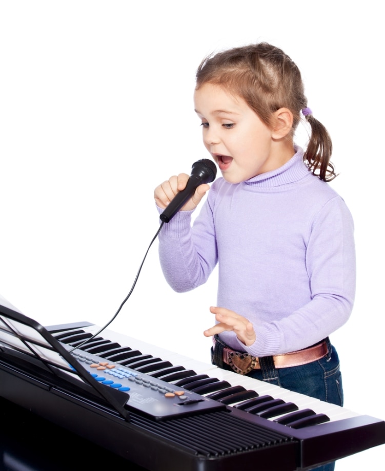Как выбрать синтезатор для ребенка - девочка поёт в микрофон