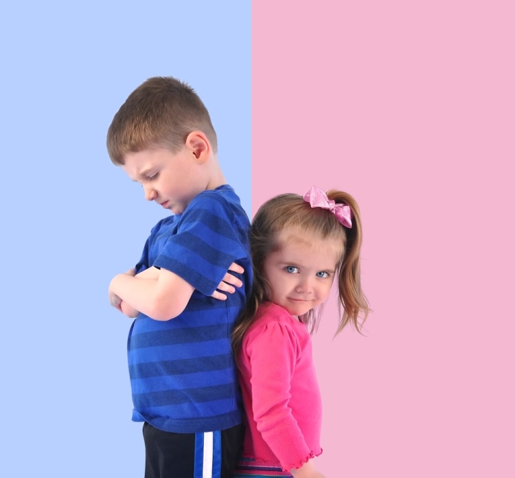 Детская ревность - мальчик и девочка стоят спиной к спине