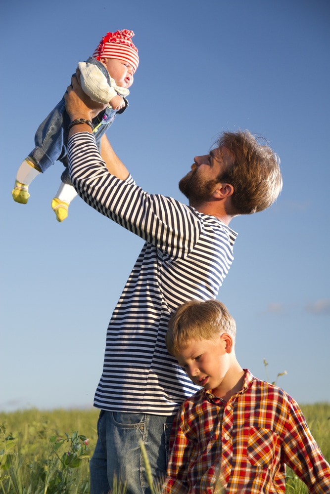 Роль отца в воспитании детей - отец держит младенца на рука