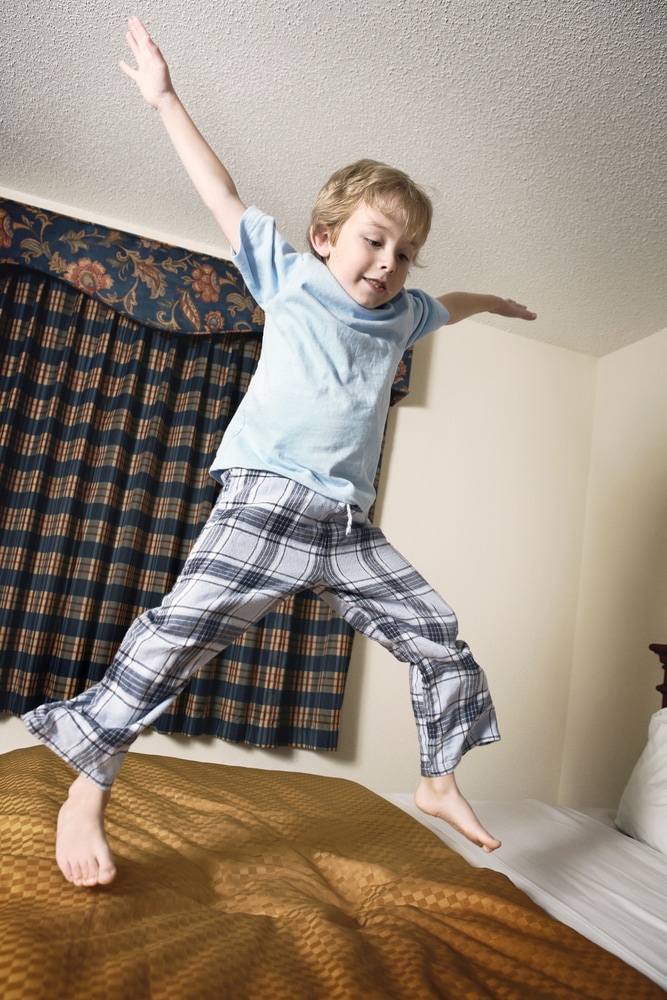 Гиперактивность детей дошкольного возраста - мальчик прыгает на кровати
