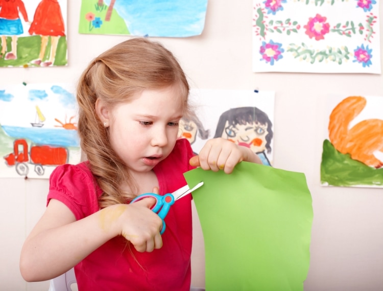 Как развить усидчивость у ребенка - девочка аккуратно нарезает цветную бумагу