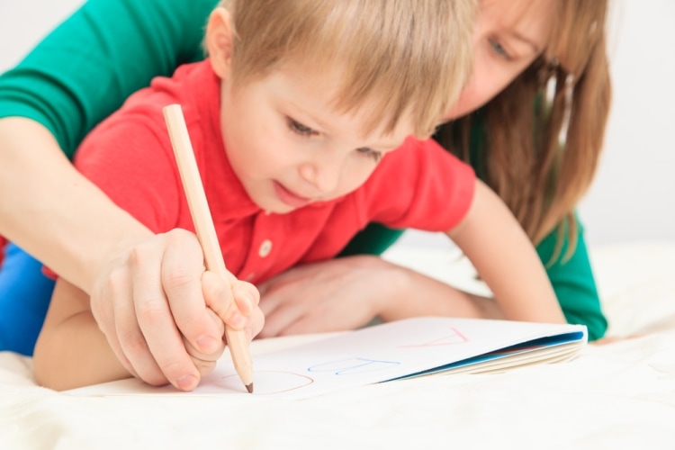 Как научить ребенка писать красиво и аккуратно - мама помогает сыну писать буквы
