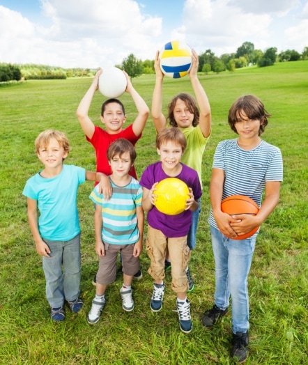 Детский футбол - группа детей с мячами в руках