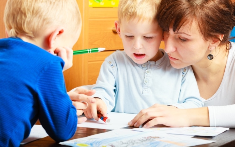Как привить ребенку желание учиться - мама занимается с детьми