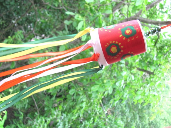 Ловушка для ветра с развевающимися ленточками на дереве