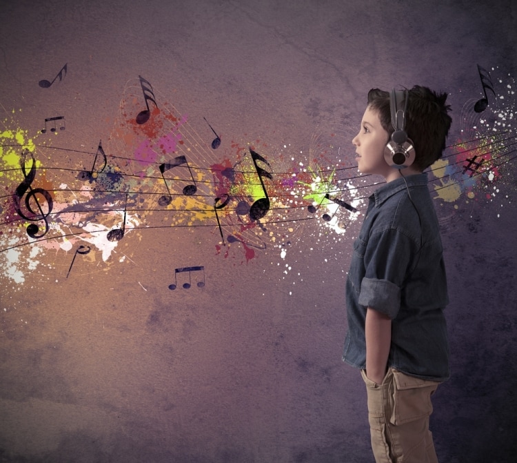 Музыкальное воспитание детей дошкольного возраста - мальчик в наушниках
