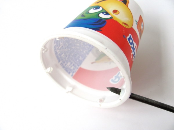 Ловушка для ветра - стаканчик от йогурта Растишка с проделанными дырками