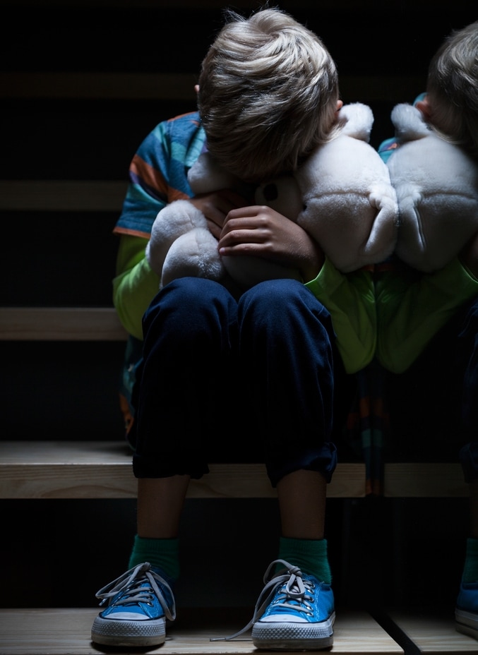 Почему ребенок плохо спит ночью - испуганный мальчик с мишкой