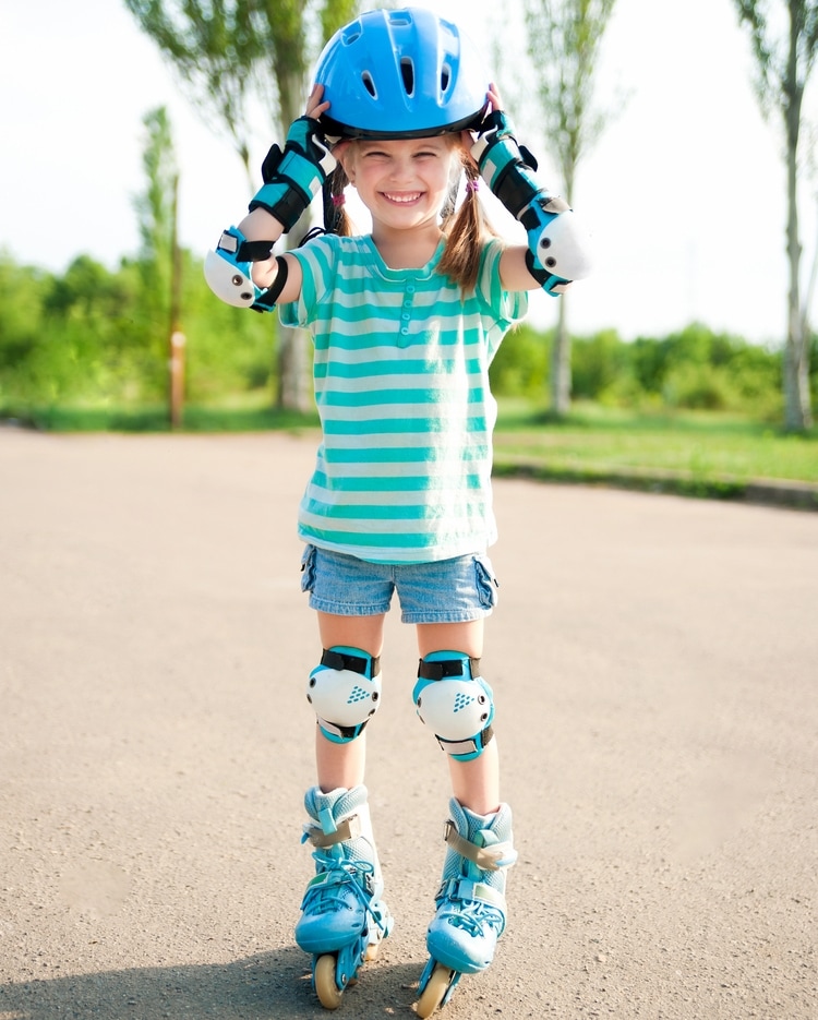 Как выбрать детские роликовые коньки - улыбающаяся девочка на роликах