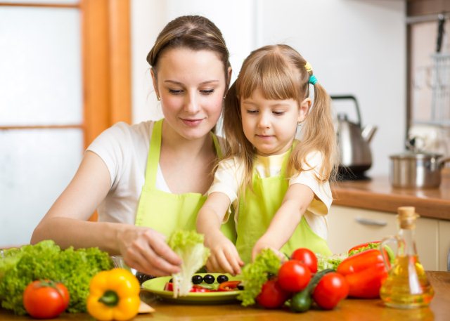 Учим ребенка помогать на кухне - мама с дочкой готовят салат