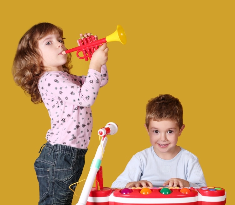 Как выбрать синтезатор для ребенка - мальчик и девочка играют на детских музыкальных инструментах