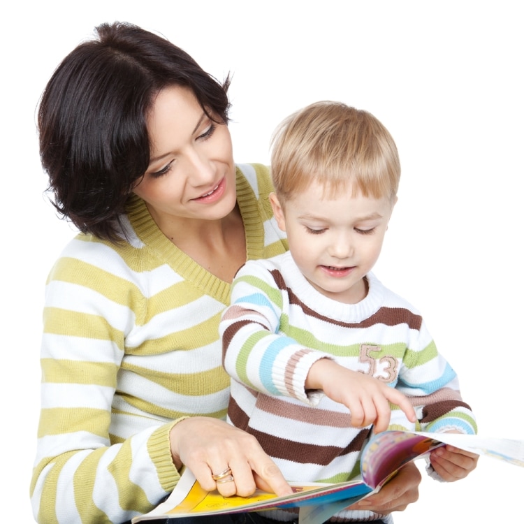 Учим ребенка читать по слогам - мальчик указывает маме на журнал