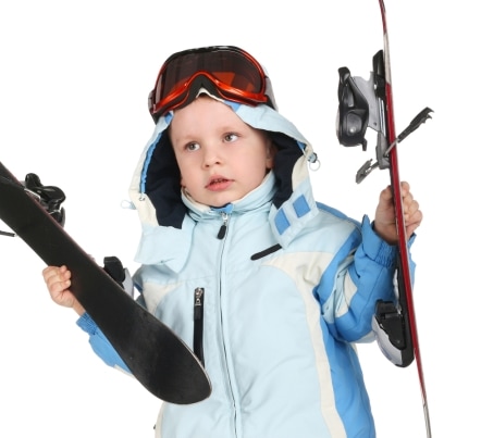 Веселые старты - мальчик в одежде для катания на лыжах