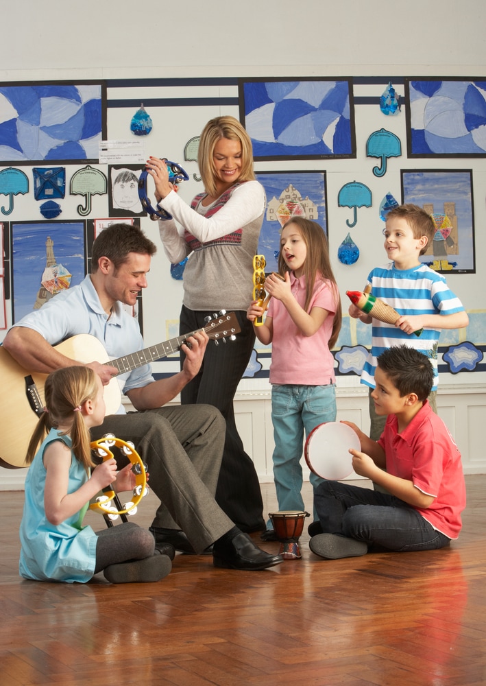 Музыкальное воспитание детей дошкольного возраста - мама, папа и дети играют на инструментах