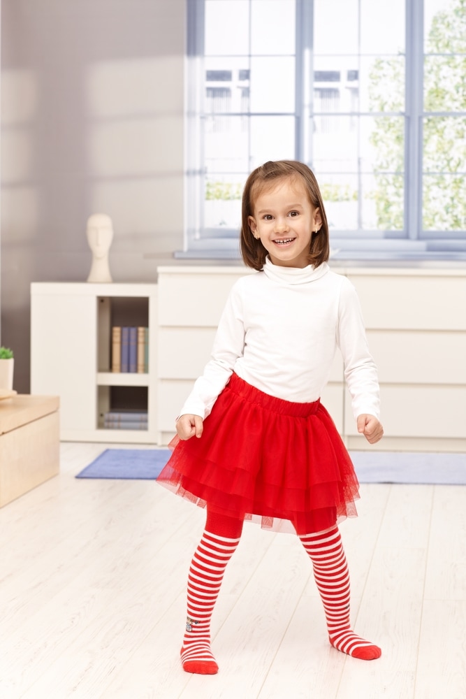 Как научить ребенка танцевать дома - улыбающаяся девочка танцует