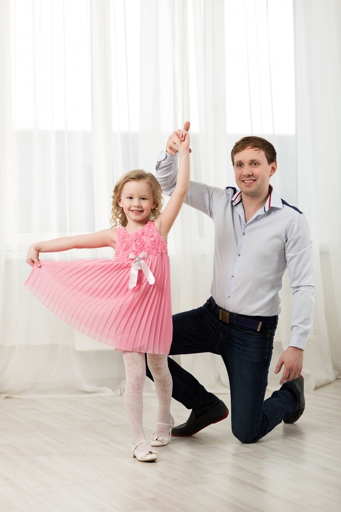 Как научить ребенка танцевать дома - папа с дочкой танцуют вальс