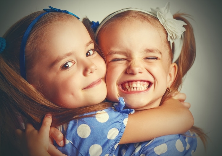 Особенности воспитания близнецов - девочки-близняшки обнимаются
