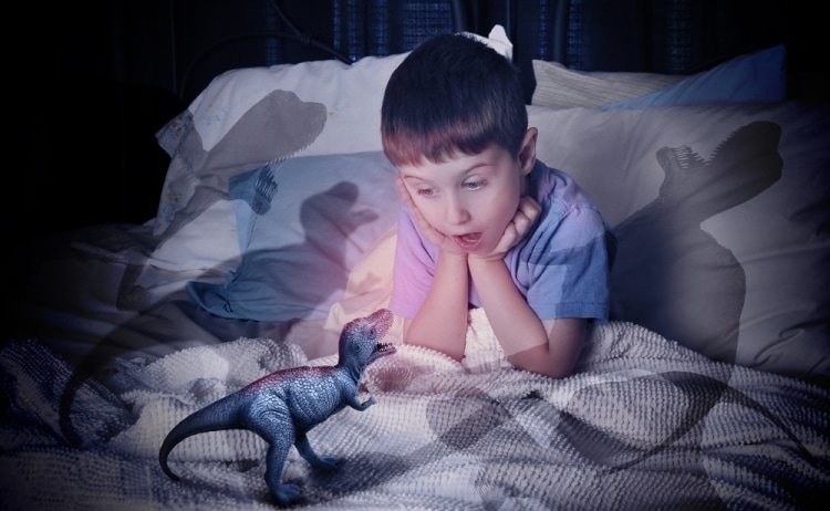 Если ребенок боится спать без света - испуганный ребенок в кровати